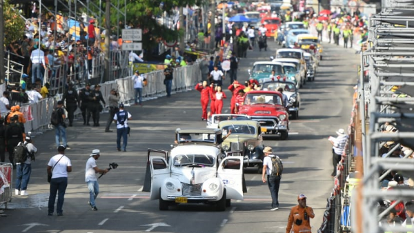 Desfile de autos clásicos