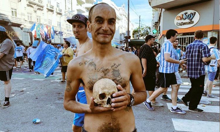 Desenterró a su abuelo