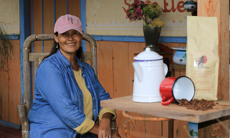 Mujeres caficultoras compiten por la taza de oro de café