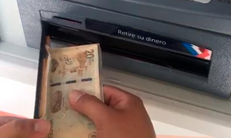 Video revela cómo roban su dinero en los cajeros electrónicos