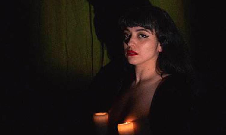 Mon Laferte estrena “Se me va a quemar el corazón”