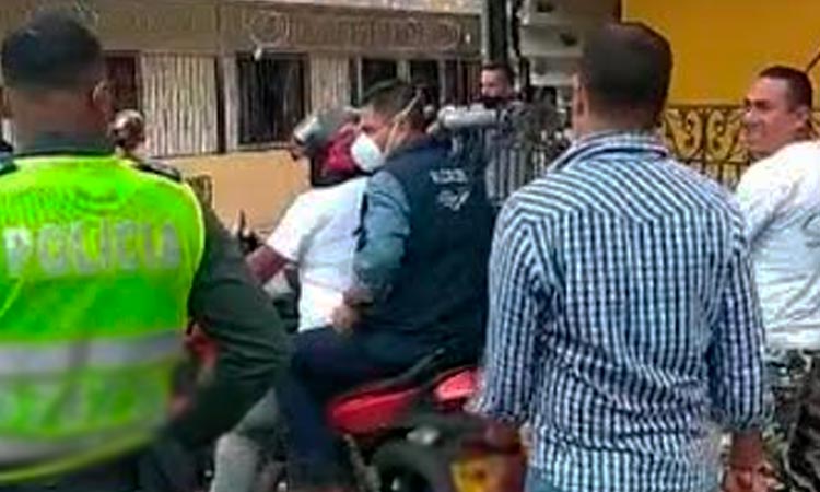 Ospina dice que pagará multa por subir a mototaxi sin casco