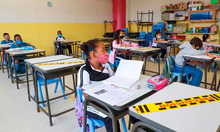 colegios oficiales de Cali iniciaron clases en alternancia