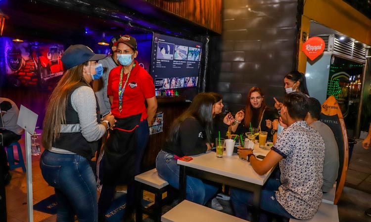 Flexibilizan toque de queda y ley seca en Cali