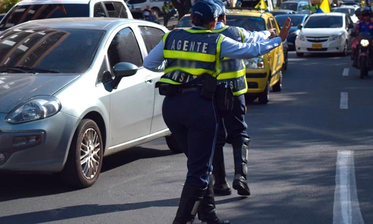 Atacan con arma a un guarda de tránsito en Cali cuando imponía multa