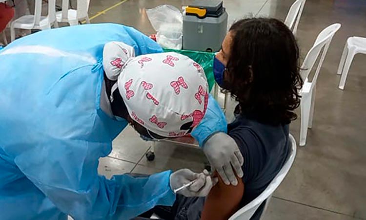 Comienzan a distribuir lote de vacunas de Moderna