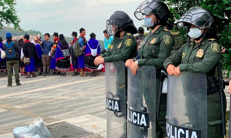 Policía patrulla pedestal de Sebastián de Belalcázar y otros monumentos en Cali