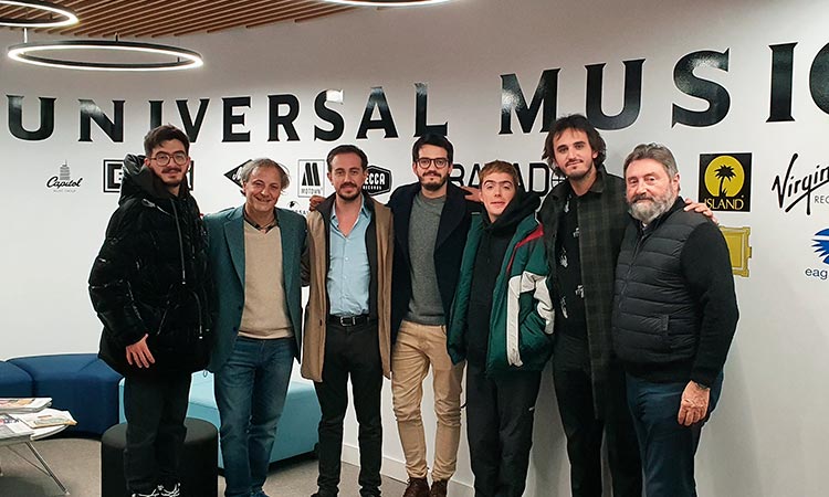 Morat renovó contrato con Universal Music