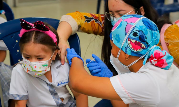 Más de 290 mil estudiantes de colegios oficiales fueron vacunados