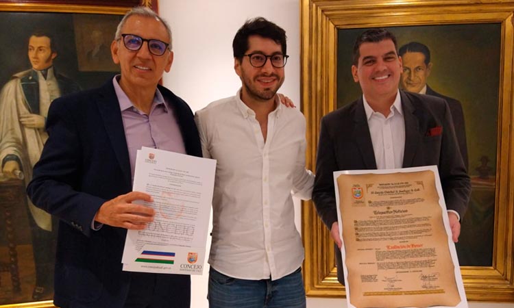 Condecoran a Telepacífico Noticias