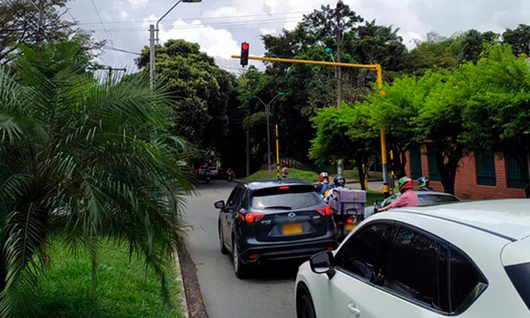 Continúa reparación de red semafórica