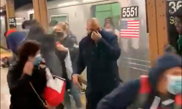 Pánico en Nueva York: tiroteo al interior de un metro dejó más de 10 heridos