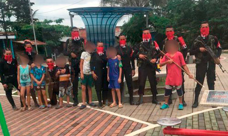 Indignación nacional por foto de guerrilleros del ELN con niños