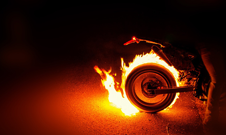 Presunto ladrón pierde su moto incinerada por la comunidad en Cali