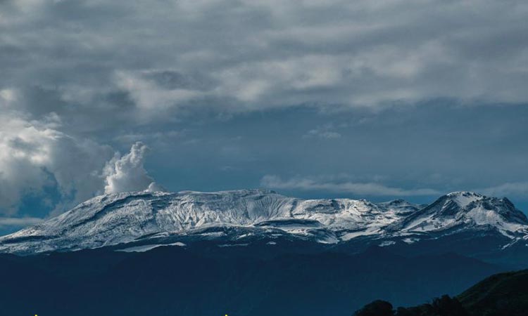 Volcán Nevado del Ruiz mantiene incremento de sismos y ceniza