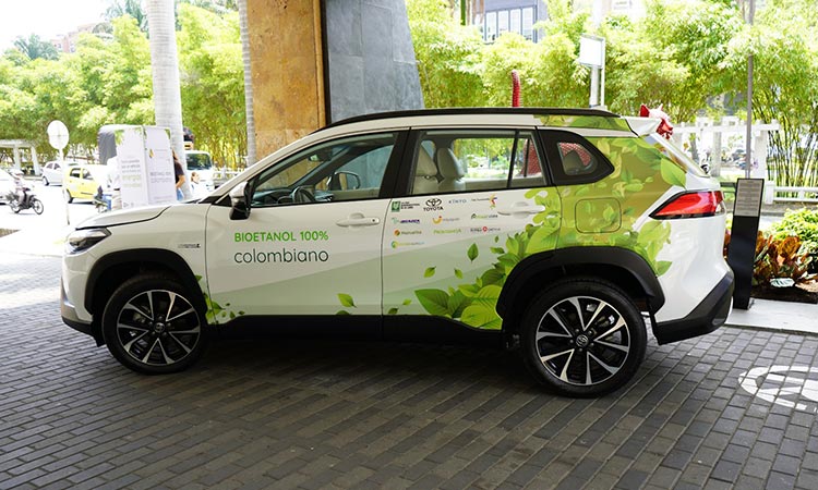Vehículo que se mueve con bioetanol 100% colombiano, alternativa a la transición energética