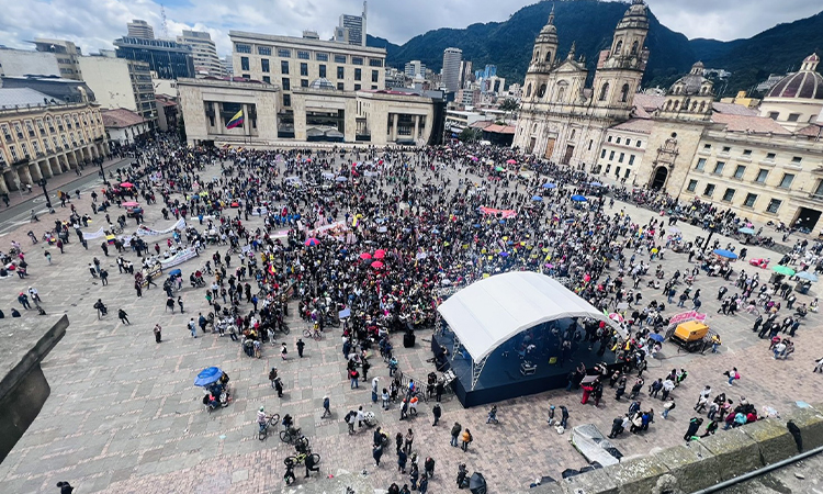 Marchas marcadas por ataques a los medios de comunicación y estudiantes obligados a participar