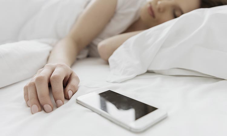 dormir con el celular es malo