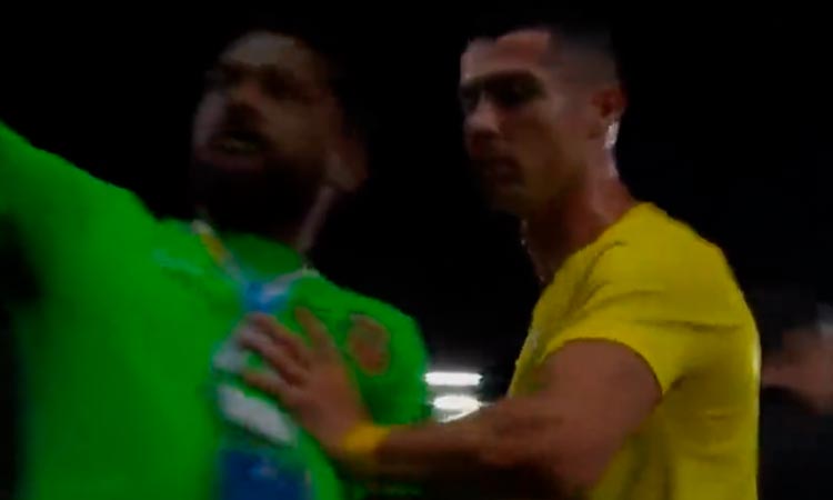 empujón de Cristiano Ronaldo a un hincha
