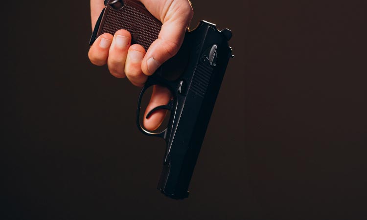 hombre amenazó con arma a joven que molestaba a su hija