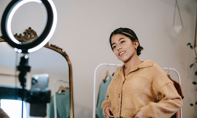 Ganar dinero como influencer: estrategias para construir tu marca en línea