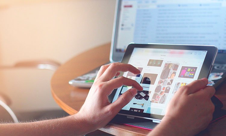 Becas de formación en tecnología para jóvenes en Cali