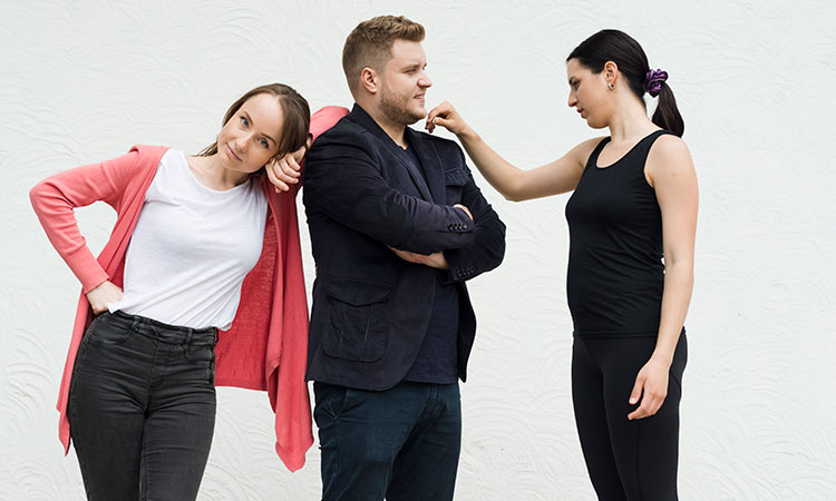 Cómo lidiar con una suegra controladora sin arruinar tu relación de pareja