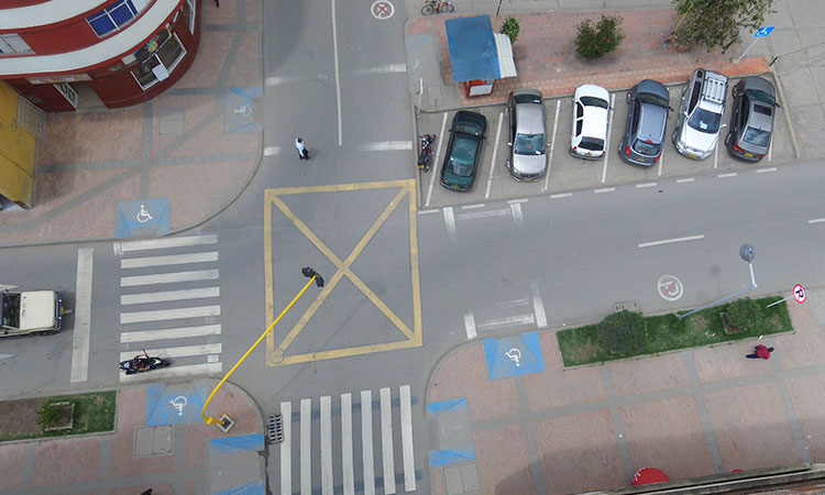 Evite una multa, ¿sabe qué significa la señal de tránsito de ‘zona antibloqueo’?
