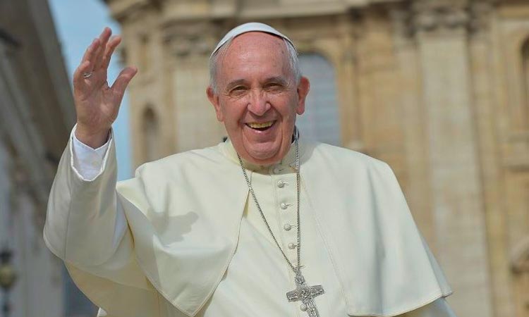 sacerdotes oran para que el papa Francisco se vaya al cielo