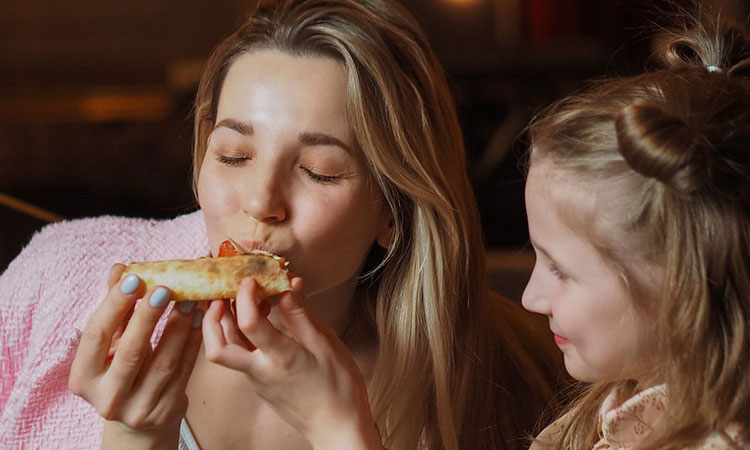 Una cena saludable y sencilla para consentir a las mujeres en su día