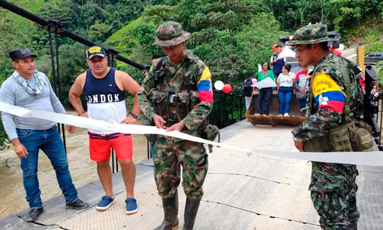 Disidencias inauguraron puente en Cauca
