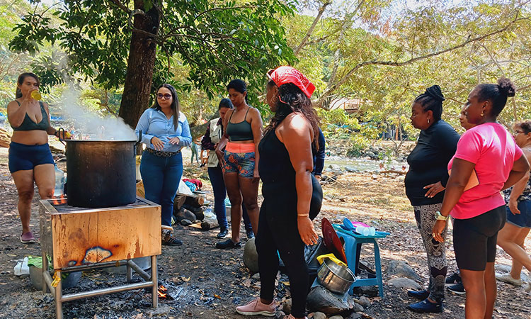 CVC instaló fogones eficientes en Pance, para evitar incendios por paseos de olla