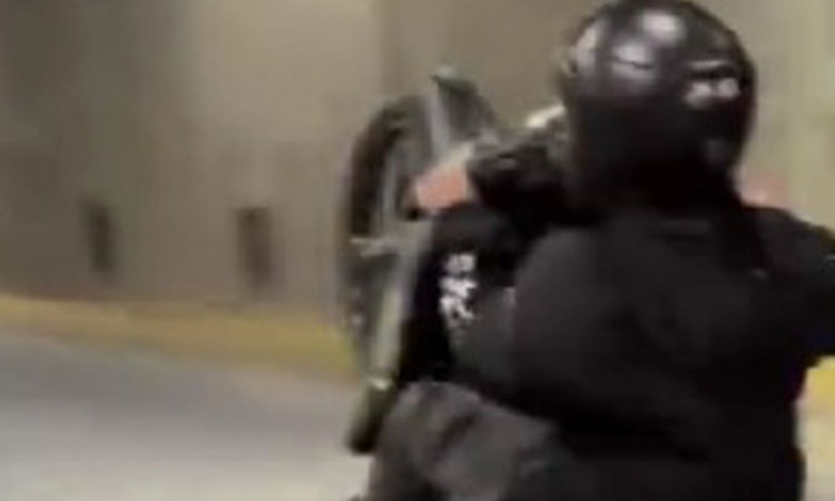 Vuelve y juega: motociclista realiza maniobras peligrosas en el Túnel Mundialista