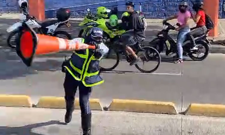 Agente de tránsito en Cali lanzó cono a motociclista que invadió carril del MIO: abrieron investigación disciplinaria