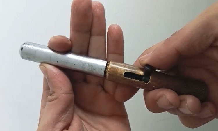 Capturan a hombre con arma camuflada como lapicero en el oriente de Cali, revelando así una nueva modalidad de armas artesanales