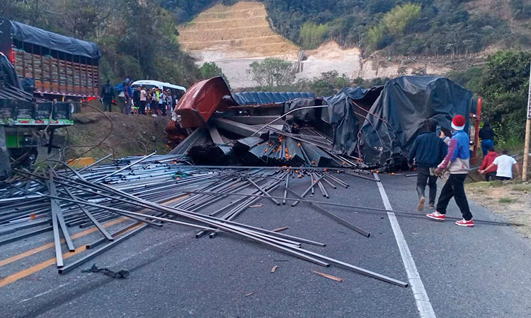 Colisión de vehículos de carga bloqueó paso por vía Panamericana