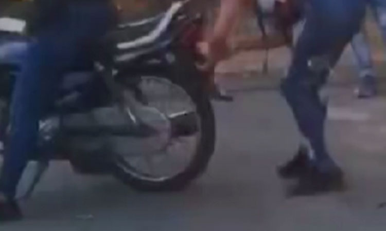 Mujer en Cali cubre la placa de su moto: una acción que le puede salir muy cara