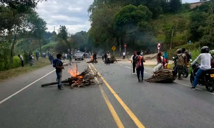 comunidades-de-caloto-y-toribio-bloquean-via-panamericana-por-falta-de-servicio-de-energia
