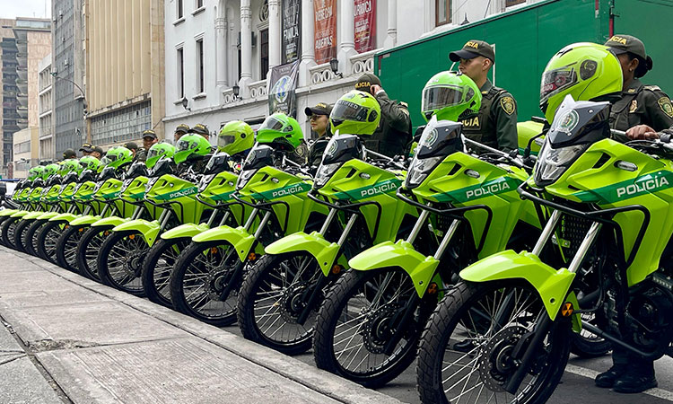 Cali invierte más de 5.300 millones en seguridad para la Policía: alcaldía entregó 117 motocicletas