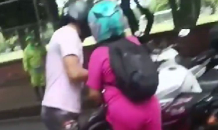 Video muestra cómo un hombre amenaza con cuchillo a un agente de tránsito en Cali