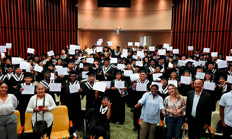 Cali graduó a sus primeros 200 tejedores de Paz y Cultura Ciudadana