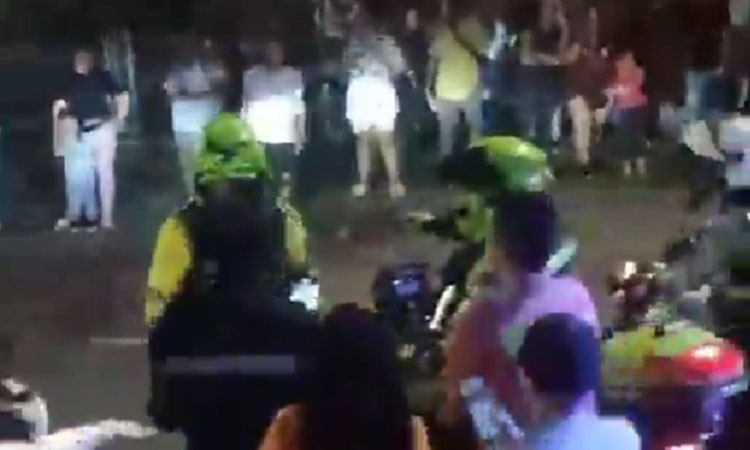 Asonada en el oriente de Cali: grupo de personas agrede a agentes de tránsito y frustra operativo de seguridad vial