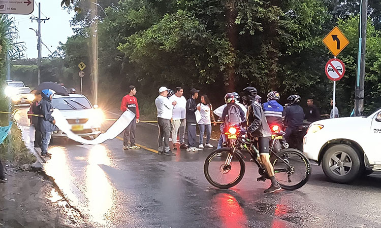 Bloqueos en Cali por el transporte escolar rural: estudiantes y padres de familia exigen respuestas inmediatas