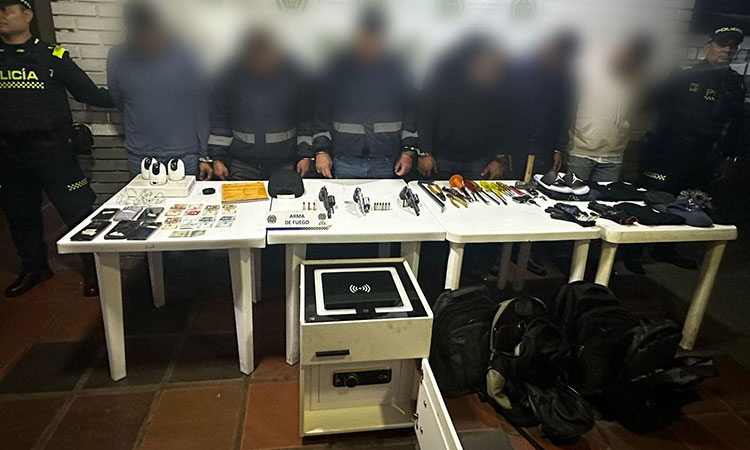 Persecución en el sur de Cali terminó con seis capturados, armas incautadas y una caja fuerte recuperada