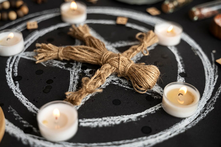 Descubre qué hacer si hallas muñecos o restos naturales en casa