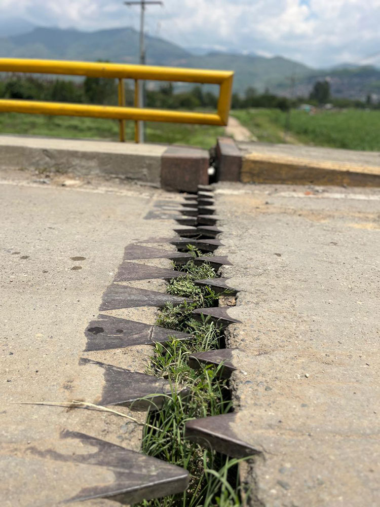 El puente Puerto Isaac fue cerrado por riesgo estructural