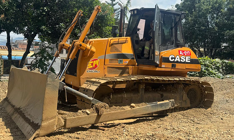 Bulldozer dañado por más de un año vuelve a operar en puntos críticos de Cali
