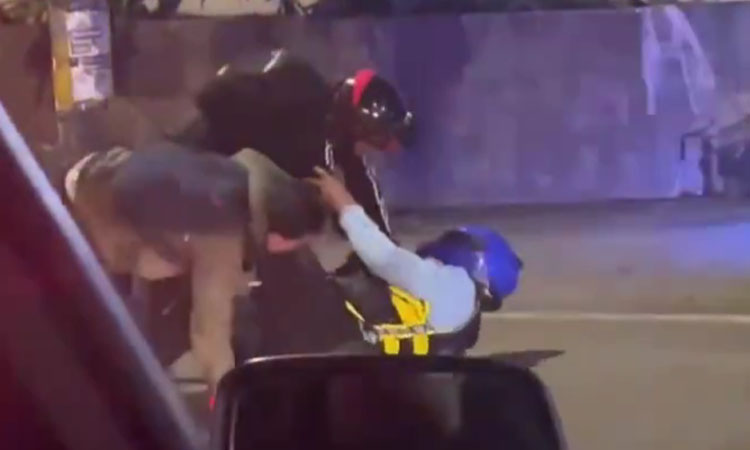 Motociclistas golpearon a guarda de tránsito