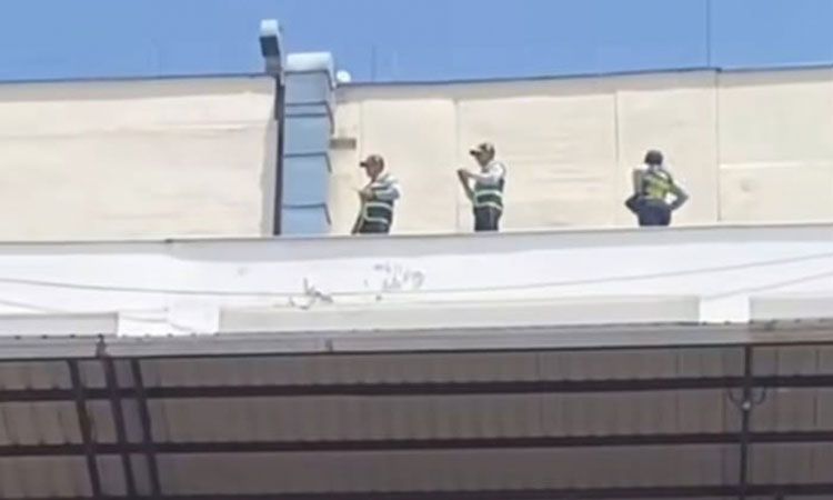 Presencia de agentes de tránsito en Cali sobre edificio causa confusión en el centro