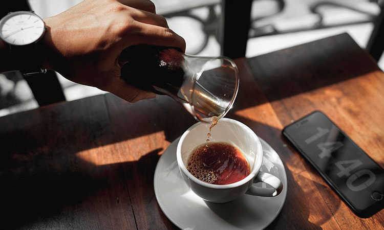 Viva más tiempo consumiendo café